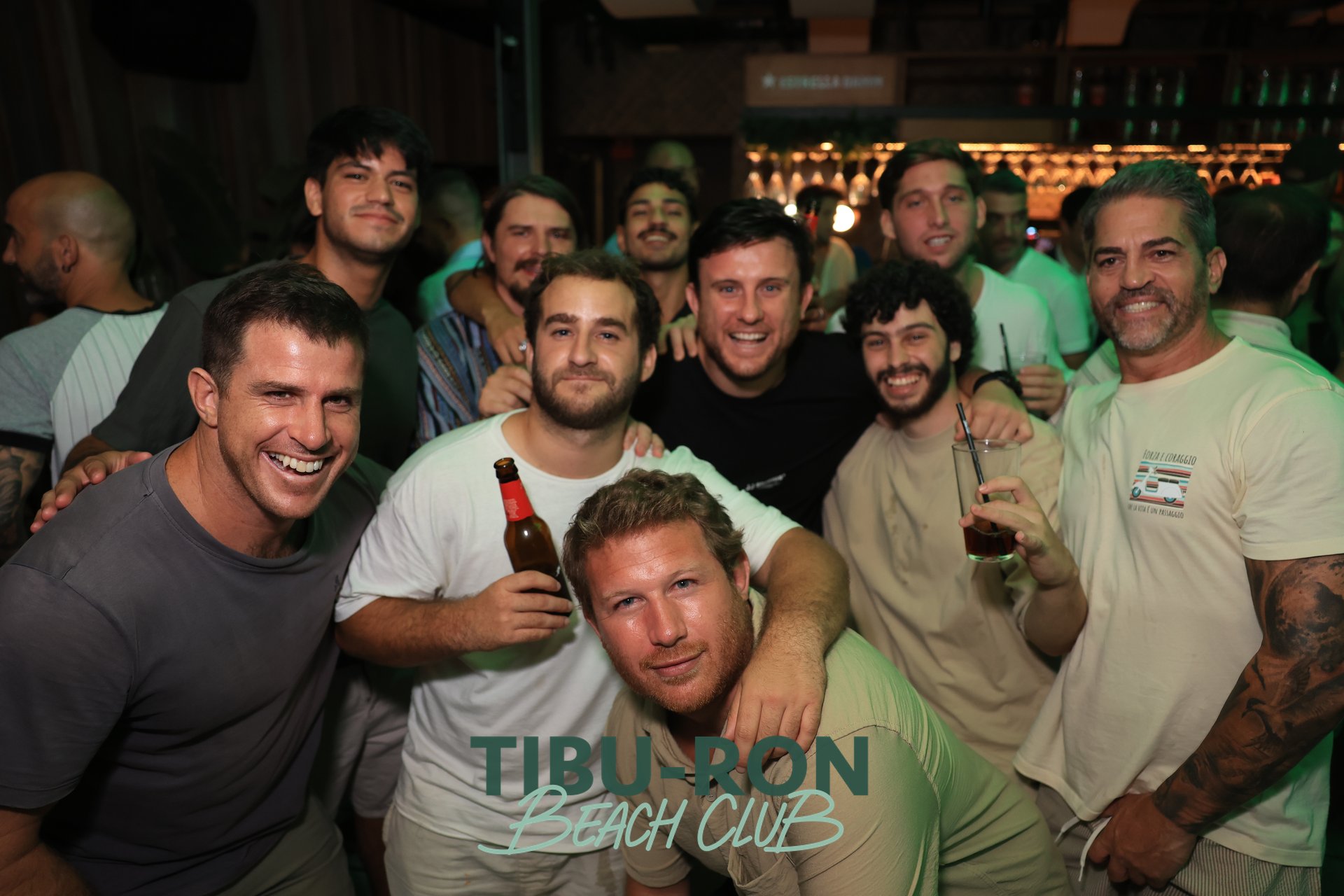 Grupo de visitantes fotografiado durante una noche en Tibu-Ron Beach Club